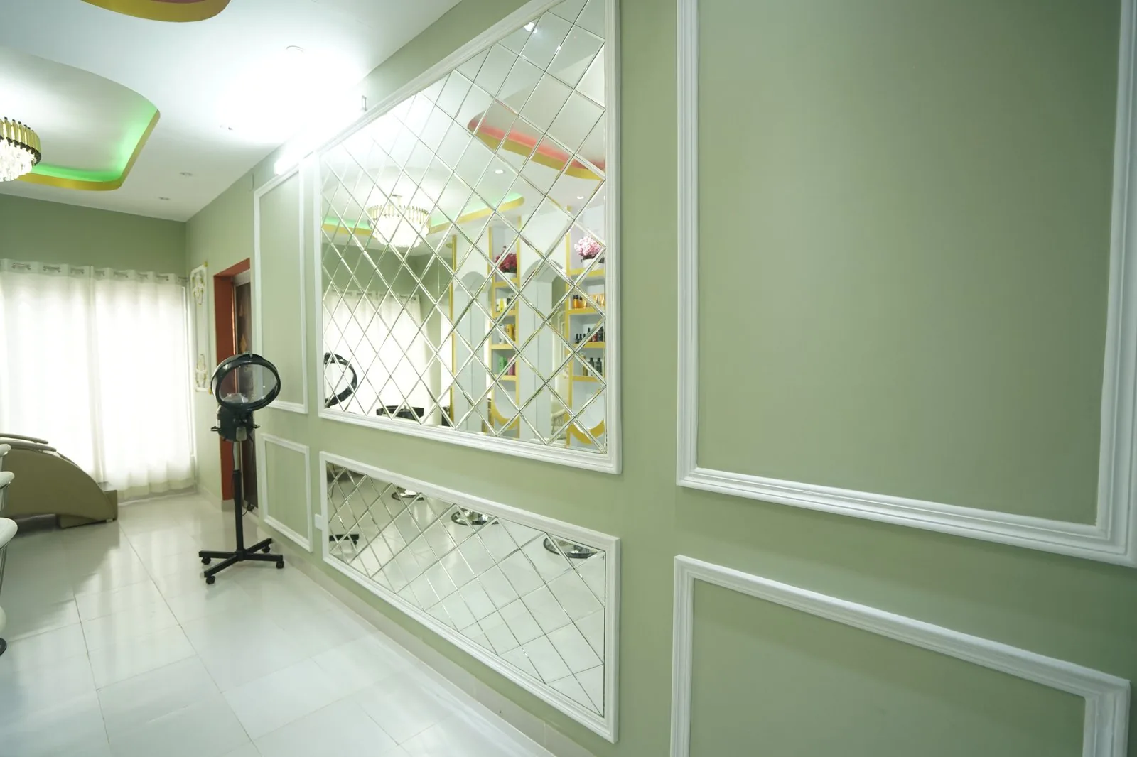 Mirror wall detail